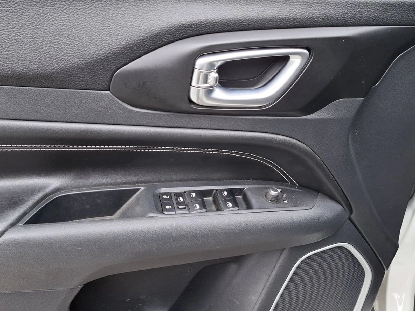 JEEP COMPASS 1.3 LONGITUDE 4X2 AT 5P 2024 - Imagen 13 de 20