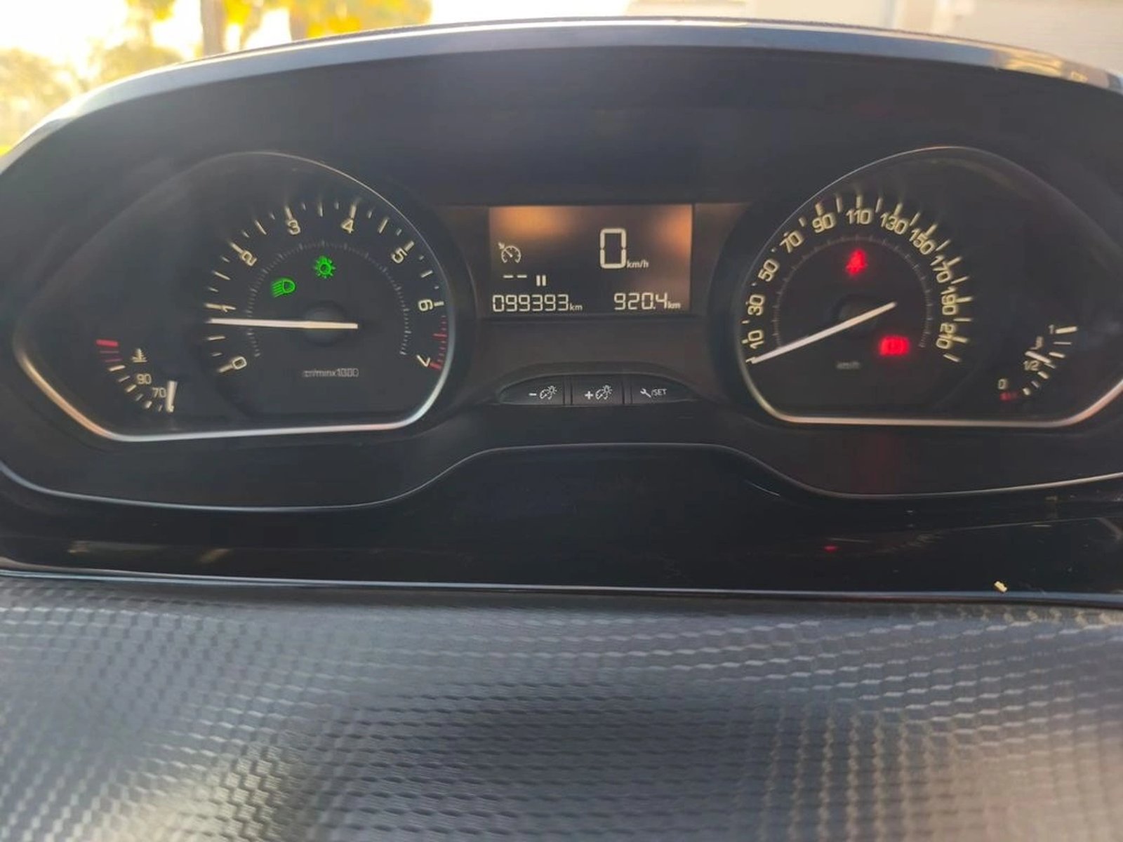 Peugeot 208 SIGNATURE 1.2 MT HB PURE TECH 2020 - Imagen 18 de 20
