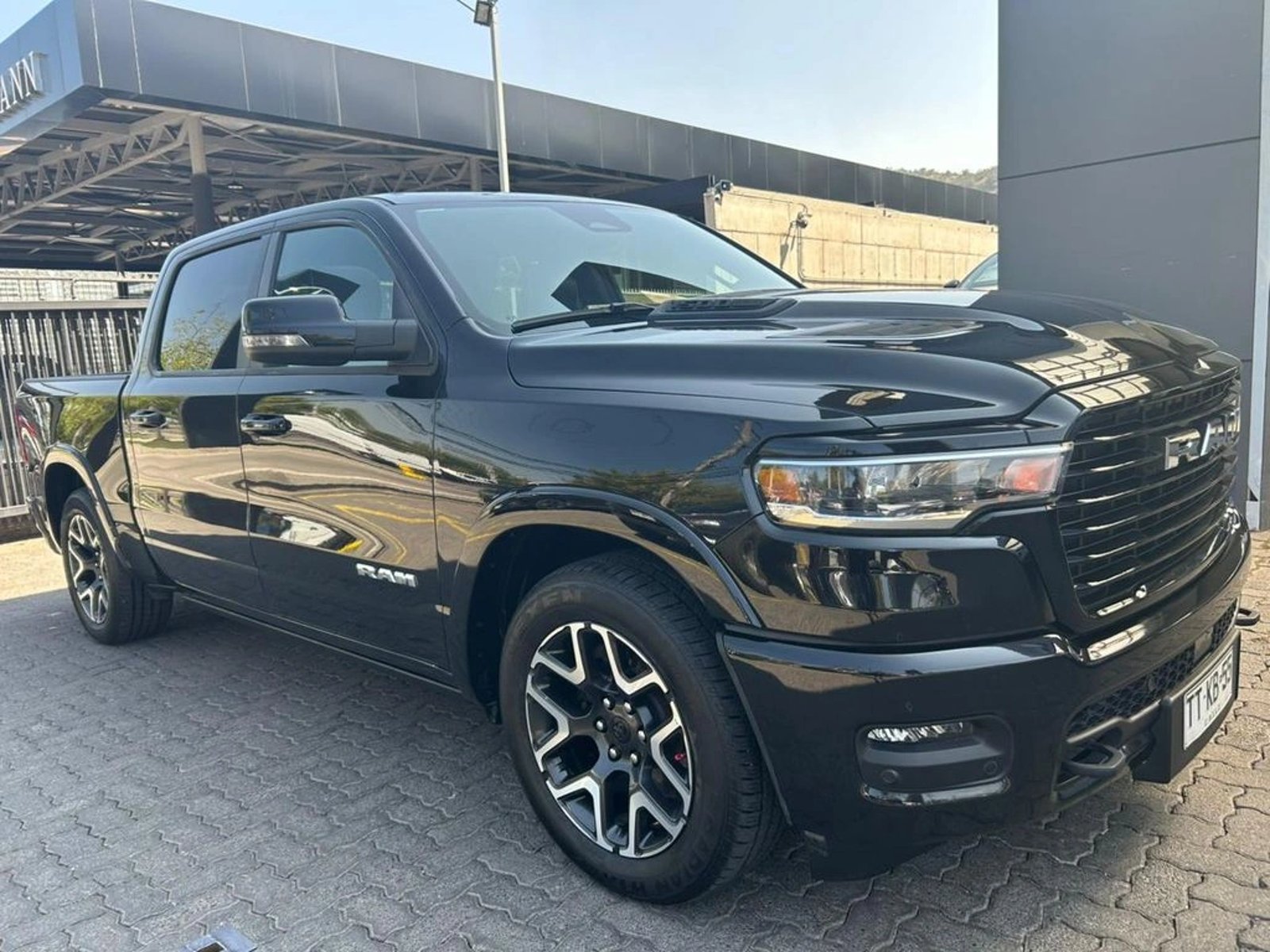 RAM 1500 LARAMIE 3.0T 4X4 AT 2025 - Foto 3 de 15