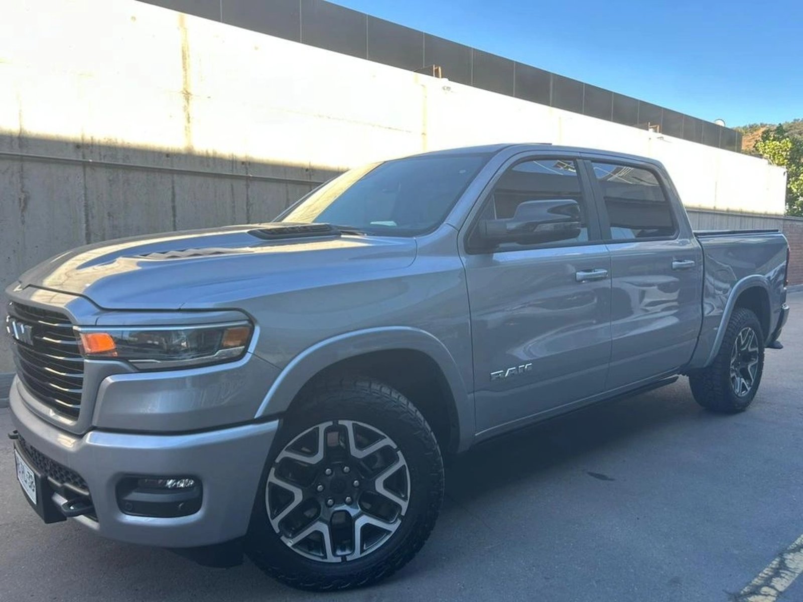 RAM 1500 LARAMIE 4X4 3.0T AT 2025 - Foto 2 de 15