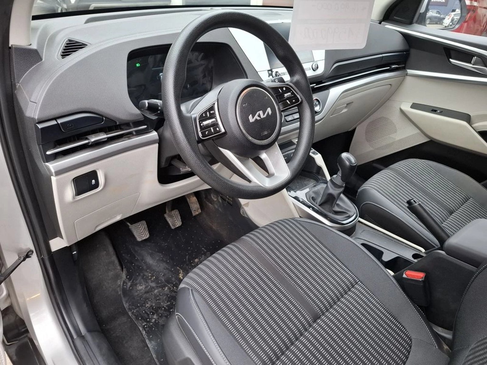 Kia CARENS 1.5L LX 4X2 6MT 5P 2025 - Imagen 14 de 20