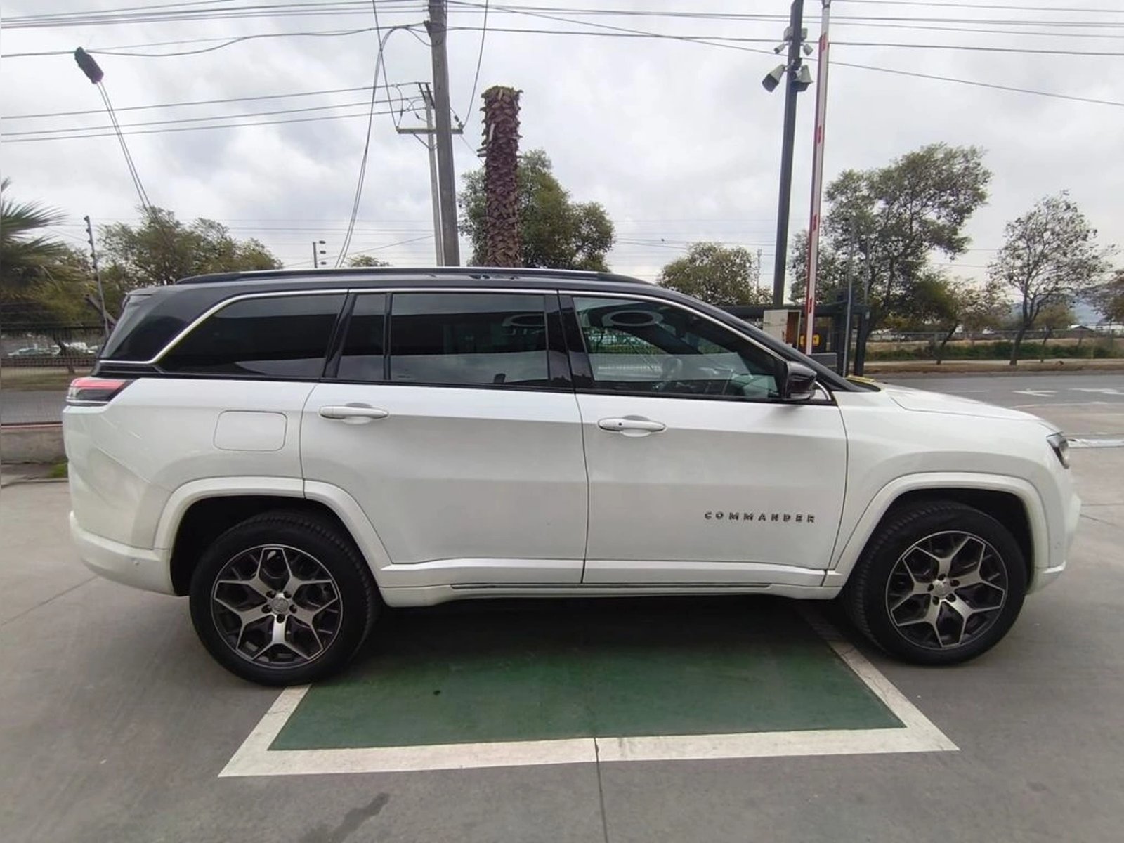 Jeep COMMANDER OVERLAND 4X4 2.0 AUT DIESEL 2023 - Foto 5 de 20