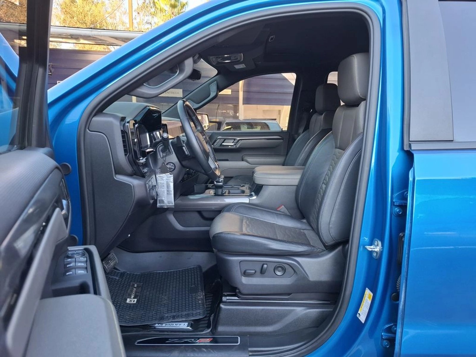 Chevrolet SILVERADO 6.2 ZR2 4X4 AT 4P 2024 - Imagen 13 de 20