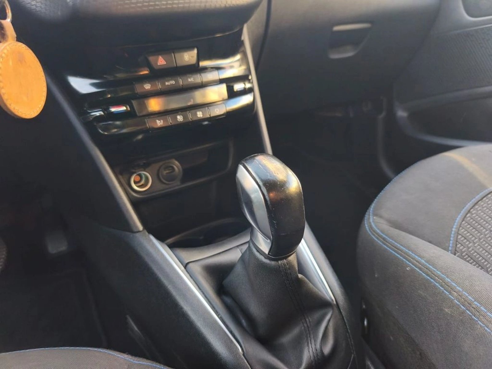 Peugeot 208 SIGNATURE 1.2 MT HB PURE TECH 2020 - Imagen 19 de 20