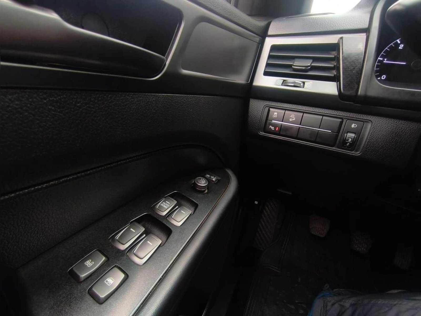 SsangYong GRAND MUSSO MUSSO GRAND 2.2 MT DSL 2024 - Imagen 15 de 19