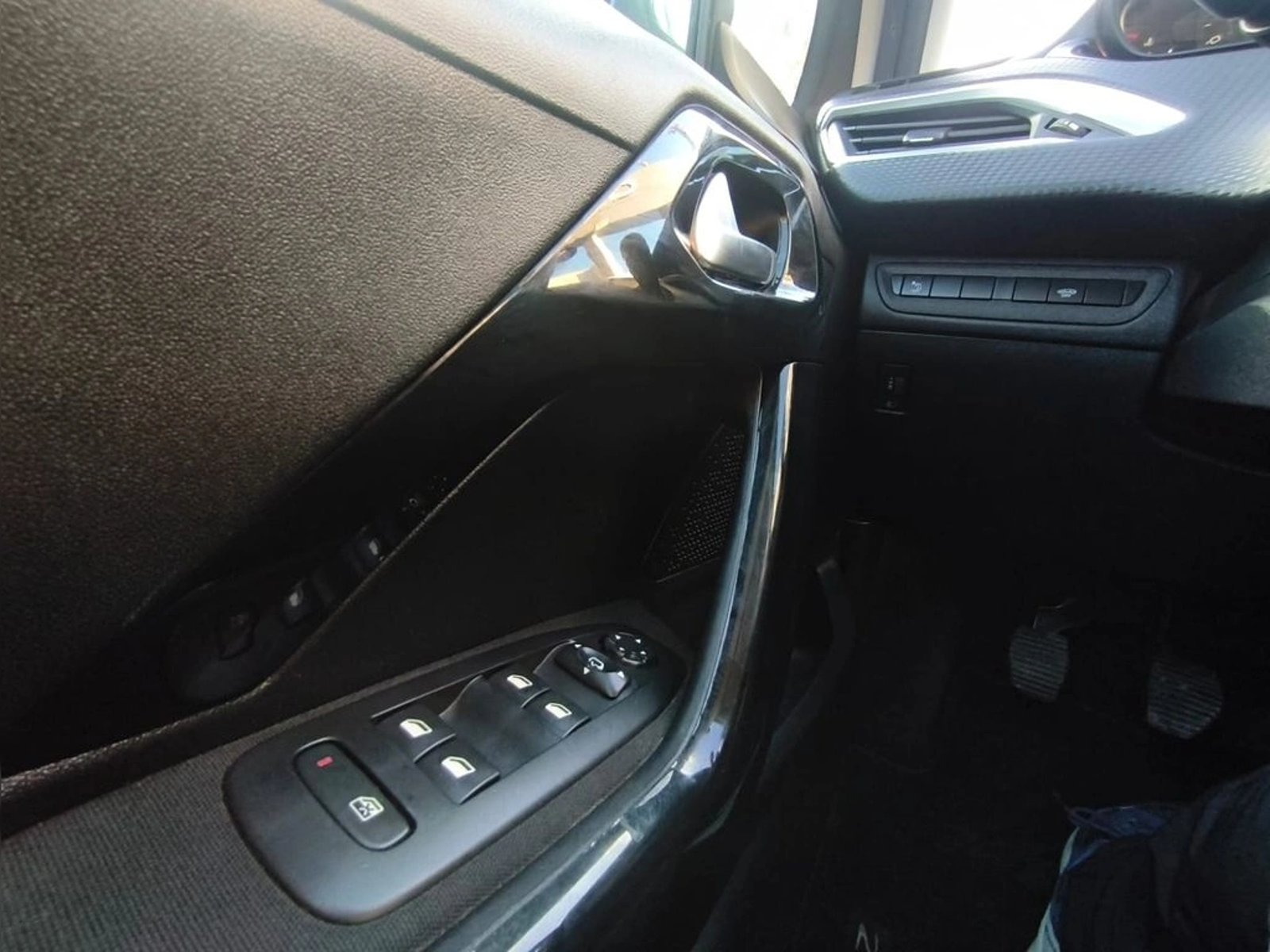 Peugeot 208 SIGNATURE 1.2 MT HB PURE TECH 2020 - Imagen 16 de 20
