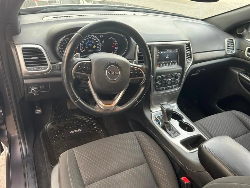 Jeep GRAND CHEROKEE 3.6 LAREDO AT 2022 - Imagen 13 de 17