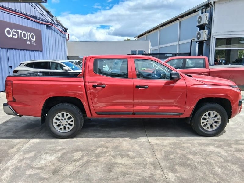 Mitsubishi L200 2.4 KATANA CRT DIESEL DOB. CAB. 4X4 MT 4P 2024 - Imagen 6 de 18