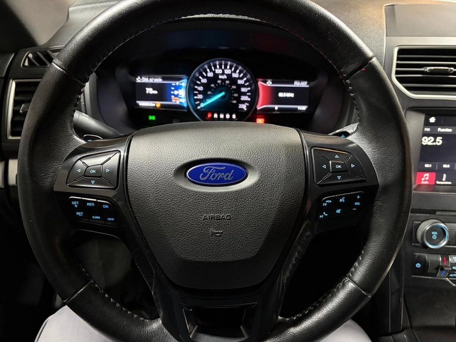 Ford EXPLORER 3.5 XLT 4X2 3 CORRIDAS AT 5P 2017 - Imagen 17 de 20