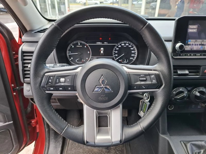Mitsubishi L200 KATANA XRT 4X4 2.4 2024 - Imagen 15 de 20
