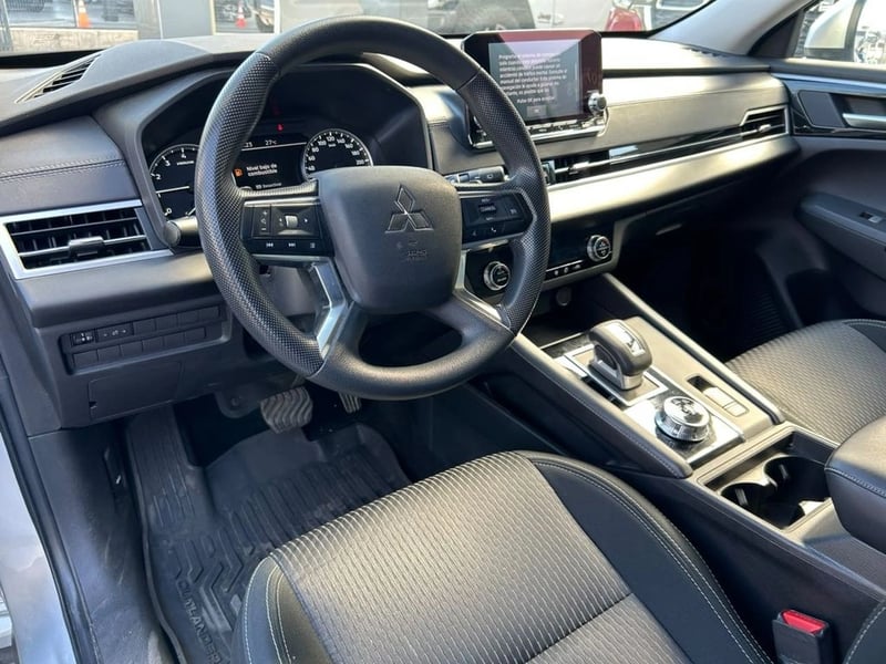 Mitsubishi OUTLANDER GL 2.5 AUT 2024 - Imagen 12 de 16
