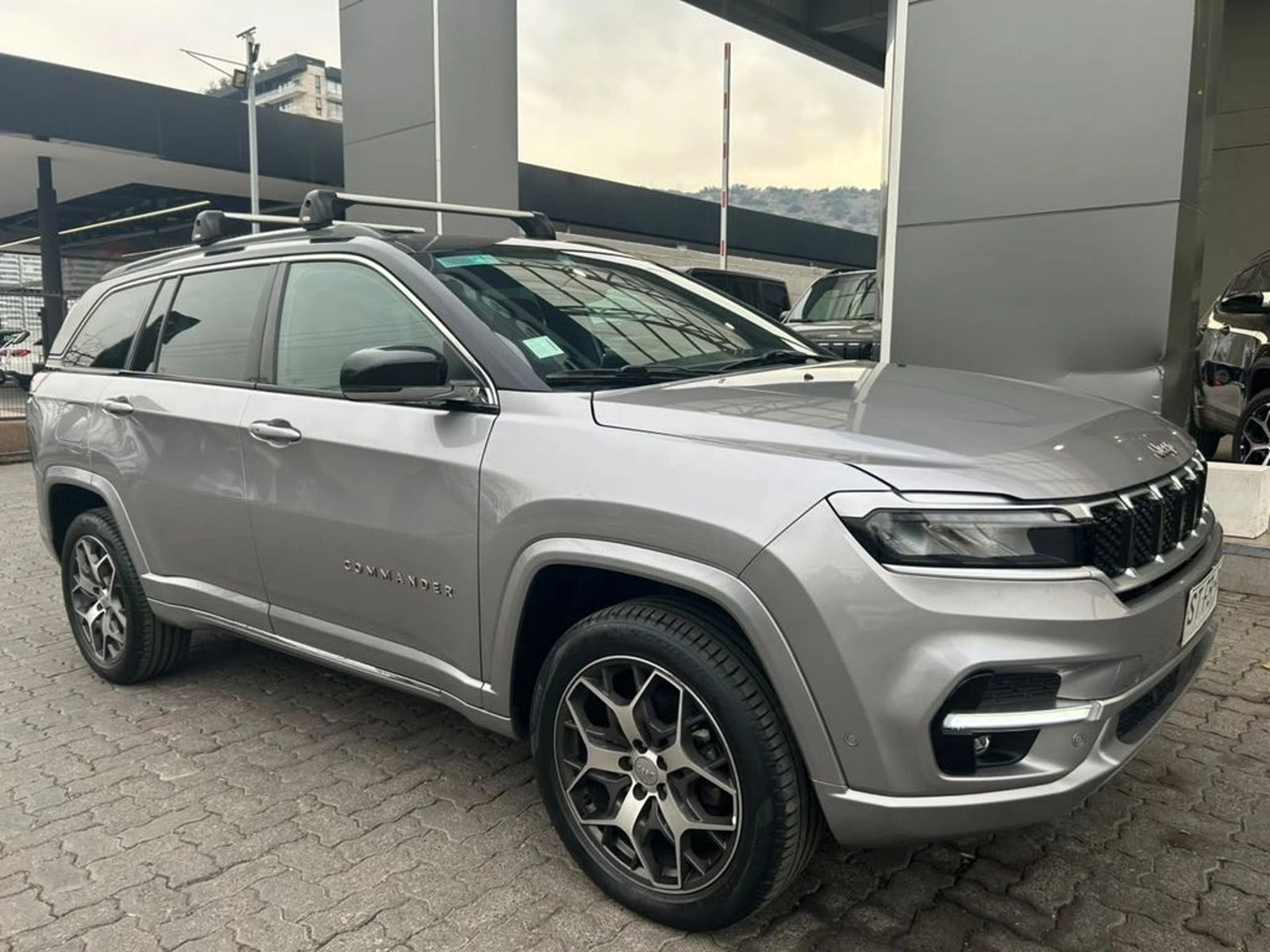 Jeep COMMANDER 2.0 OVERLAND AT 4X4 DIESEL 2023 - Foto 4 de 17