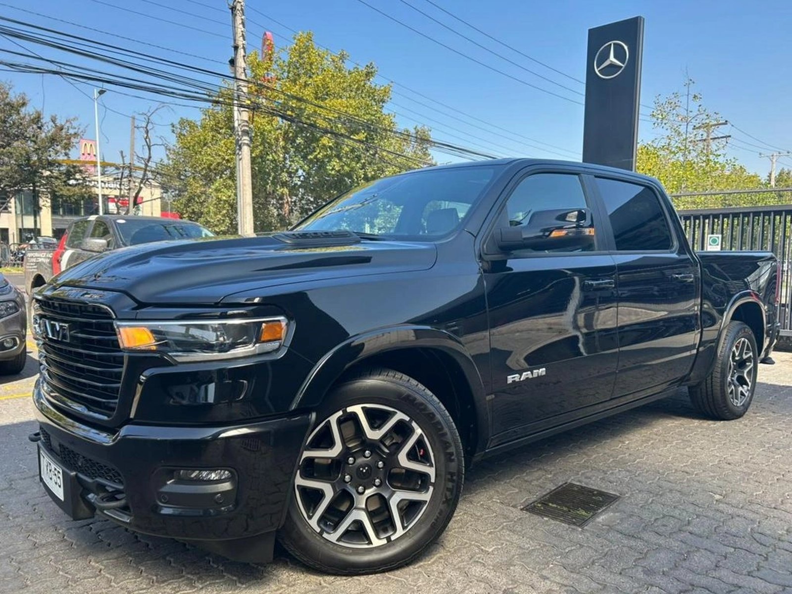 RAM 1500 LARAMIE 3.0T 4X4 AT 2025 - Foto 2 de 15