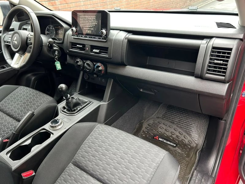 Mitsubishi L200 KATANA XRT 4X4 2.4 2025 - Imagen 7 de 16