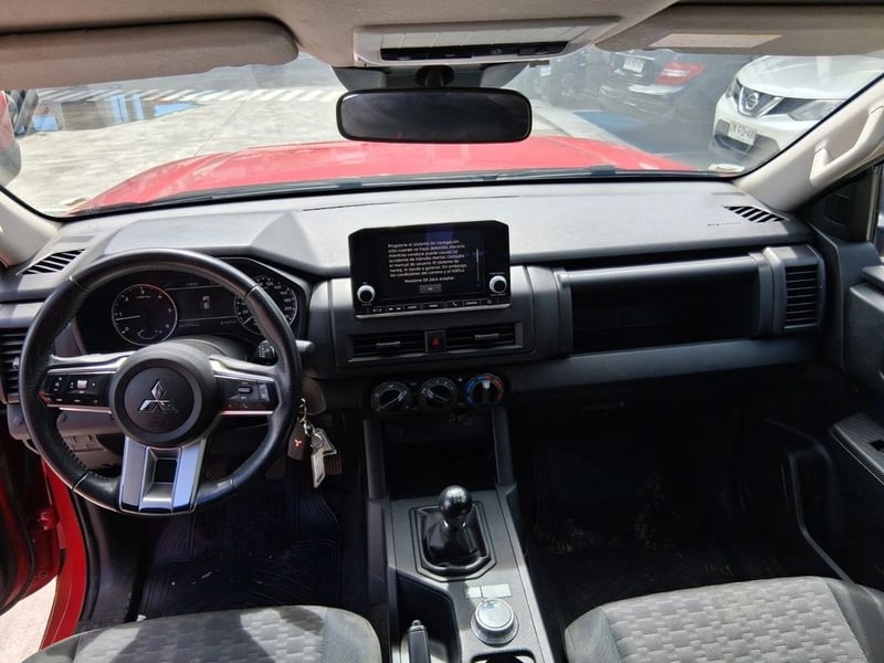 Mitsubishi L200 2.4 KATANA CRT DIESEL DOB. CAB. 4X4 MT 4P 2024 - Imagen 11 de 18