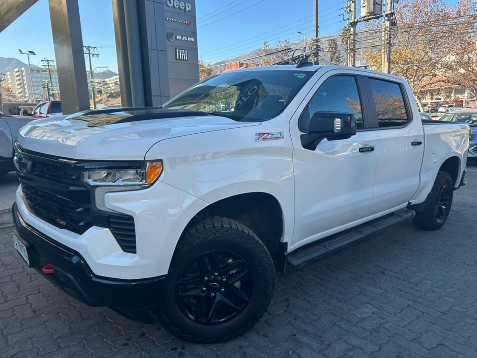 Chevrolet SILVERADO 6.2 ZR2 AT 4X4 2024 - Foto 2 de 16