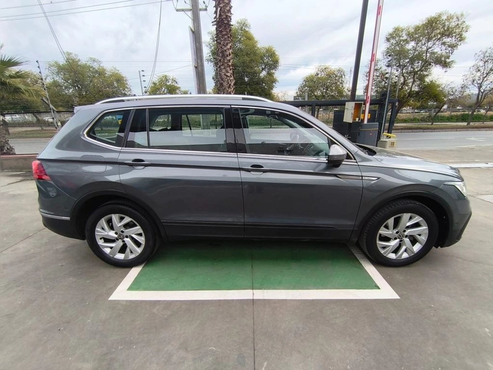 Volkswagen TIGUAN 1.4 TSI COMFORTLINE 7A 2022 - Imagen 5 de 20