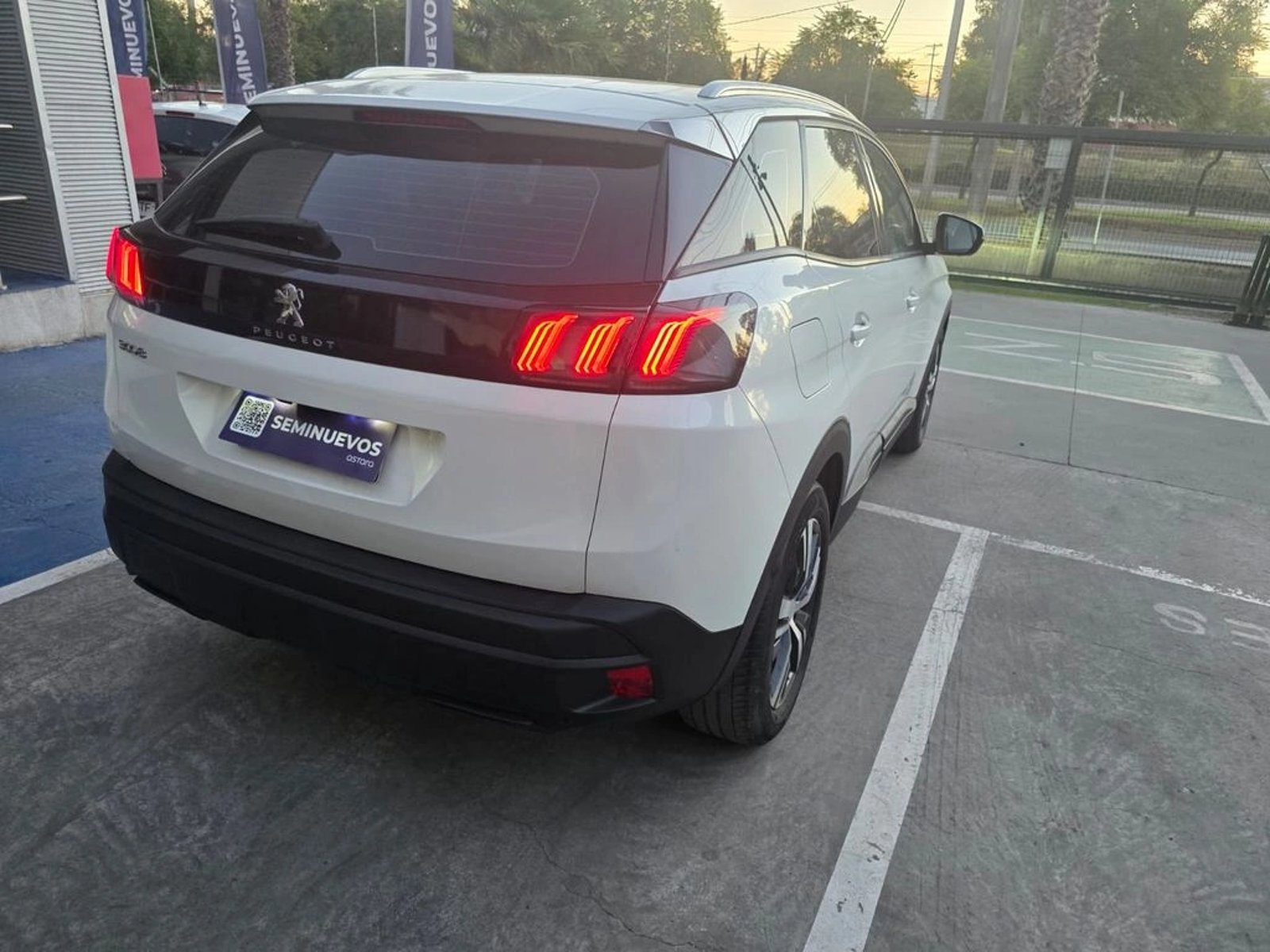 Peugeot 3008 1.2 ACTIVE PACK PURETECH 130 2022 - Foto 4 de 20