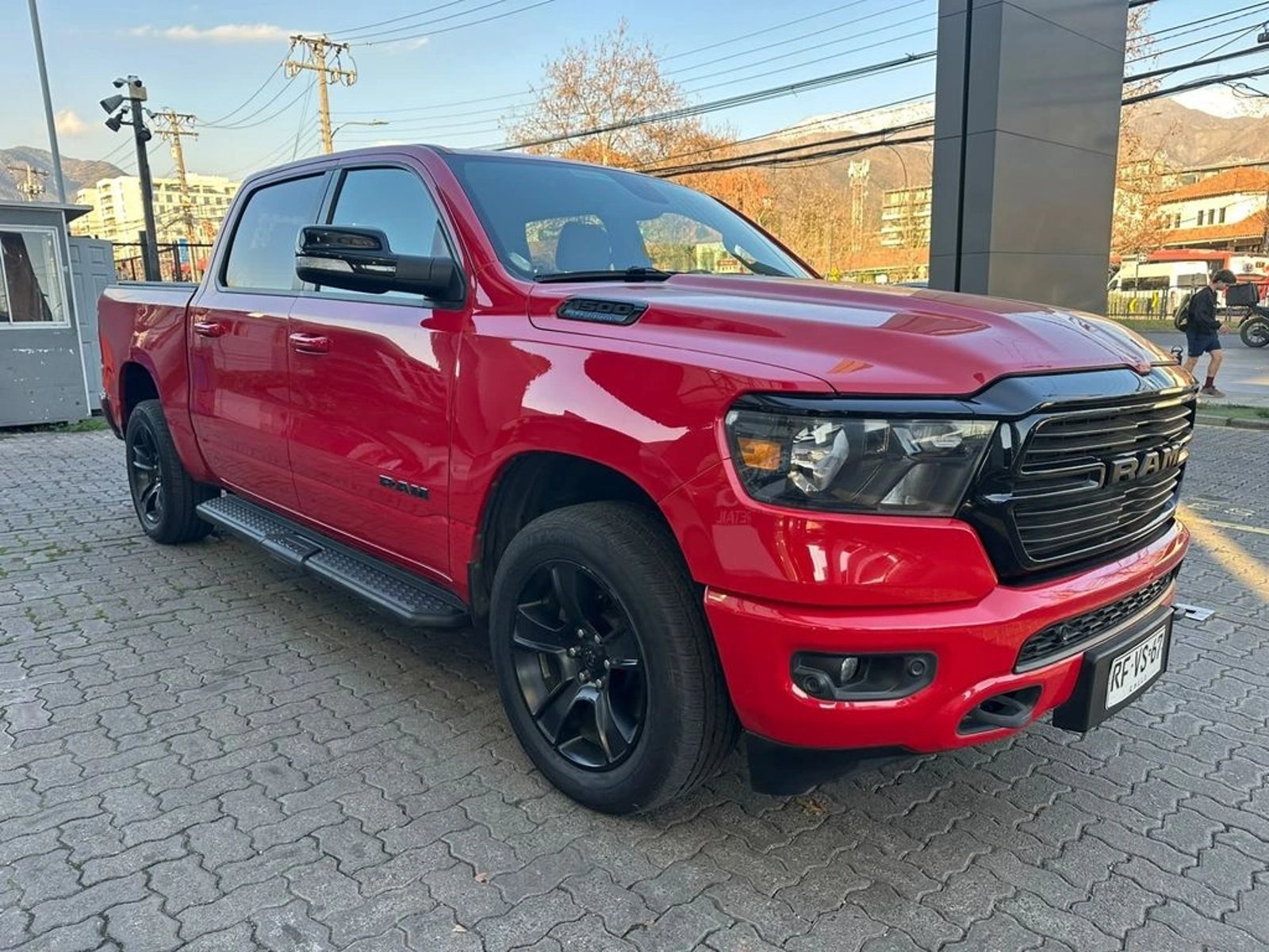 RAM 1500 BIG HORN CREW CAB 4X4 3.6 AUT 2022 - Foto 4 de 17