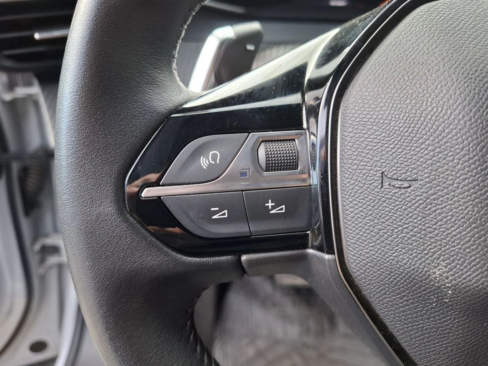 PEUGEOT 2008 1.2 ALLURE PACK PURETECH 130 4X2 AT 5P 2024 - Imagen 16 de 20