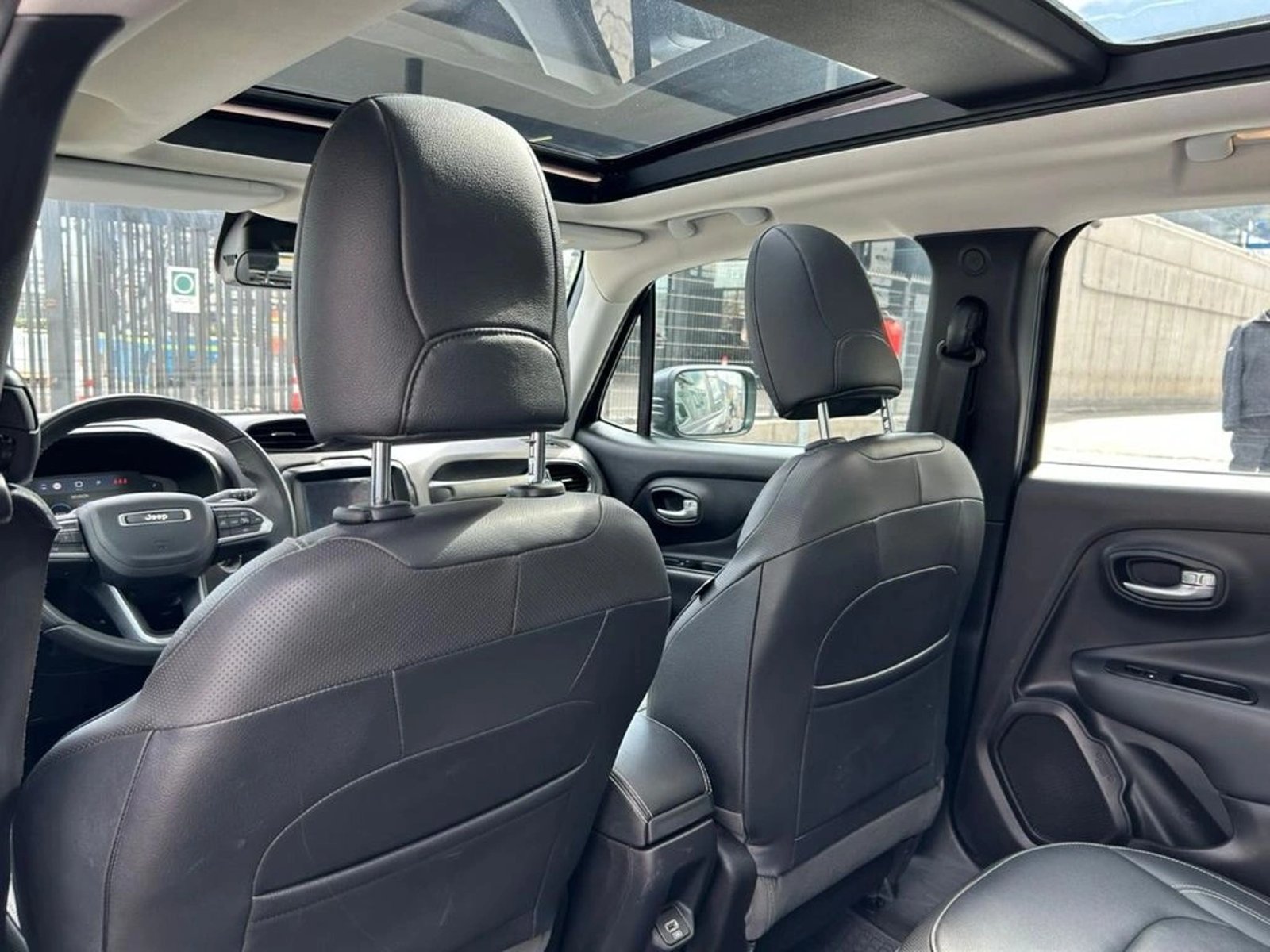 Jeep RENEGADE 1.3T LONGITUDE 4X2 AT 5P 2023 - Imagen 8 de 11