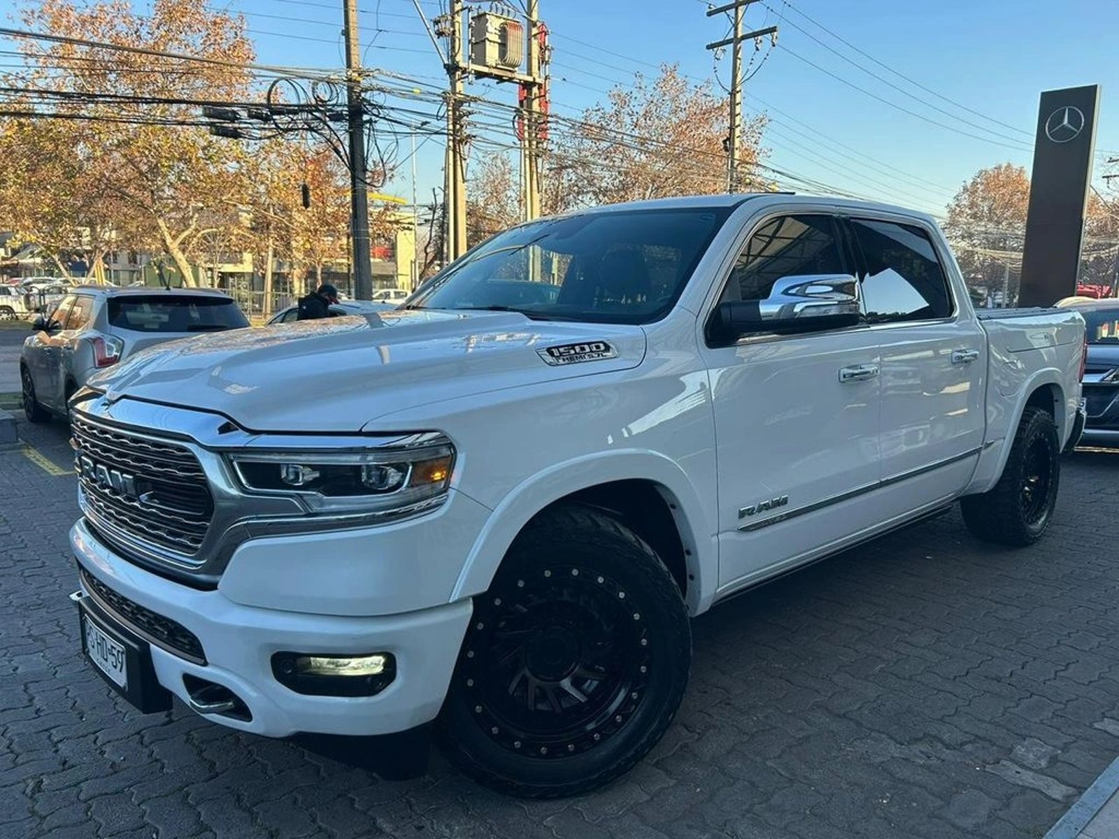 RAM 1500 5.7 LIMITED 4X4 AT 4P 2021 - Foto 2 de 17