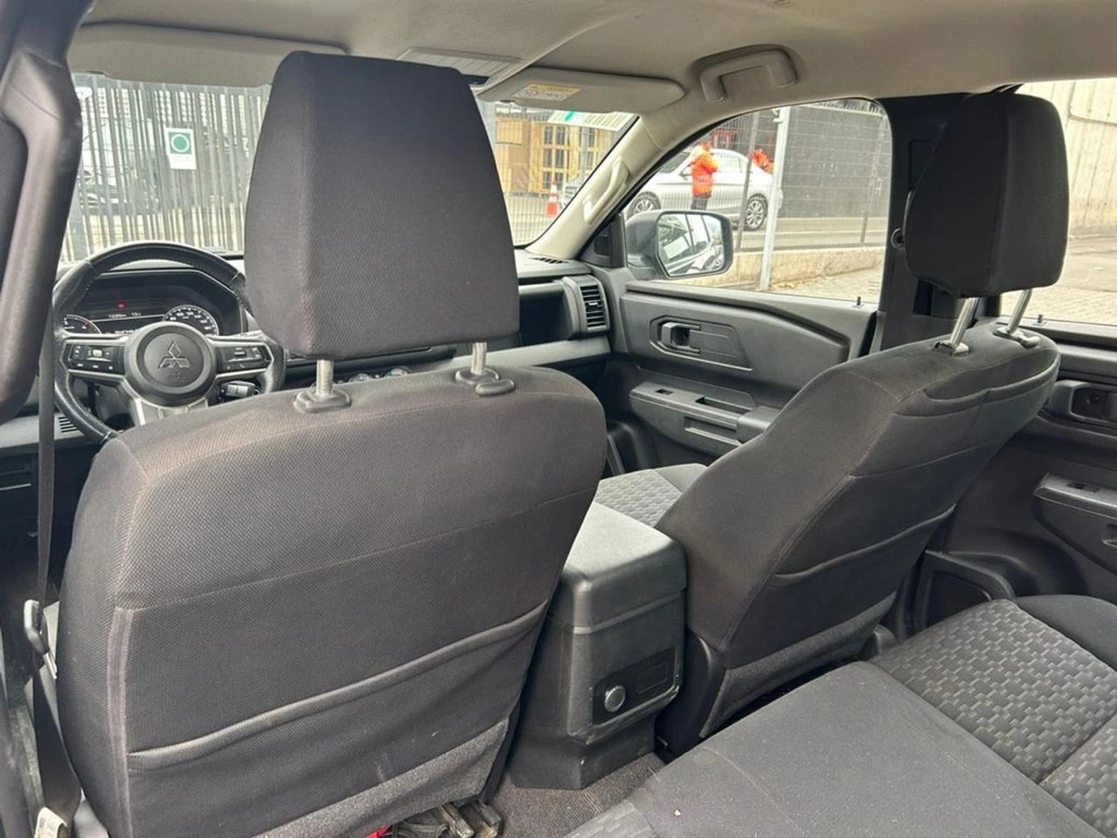 Mitsubishi L200 2.4 KATANA XRT MT 4X4 DIESEL 2025 - Imagen 10 de 17