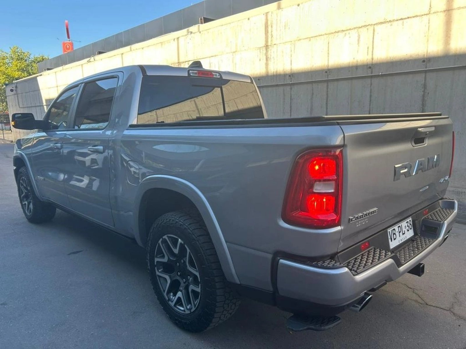 RAM 1500 LARAMIE 4X4 3.0T AT 2025 - Foto 5 de 15