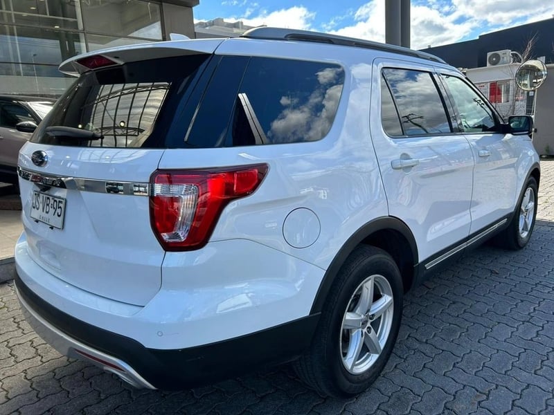 Ford EXPLORER 3.5 XLT 4X2 3 CORRIDAS AT 5P 2017 - Imagen 7 de 17