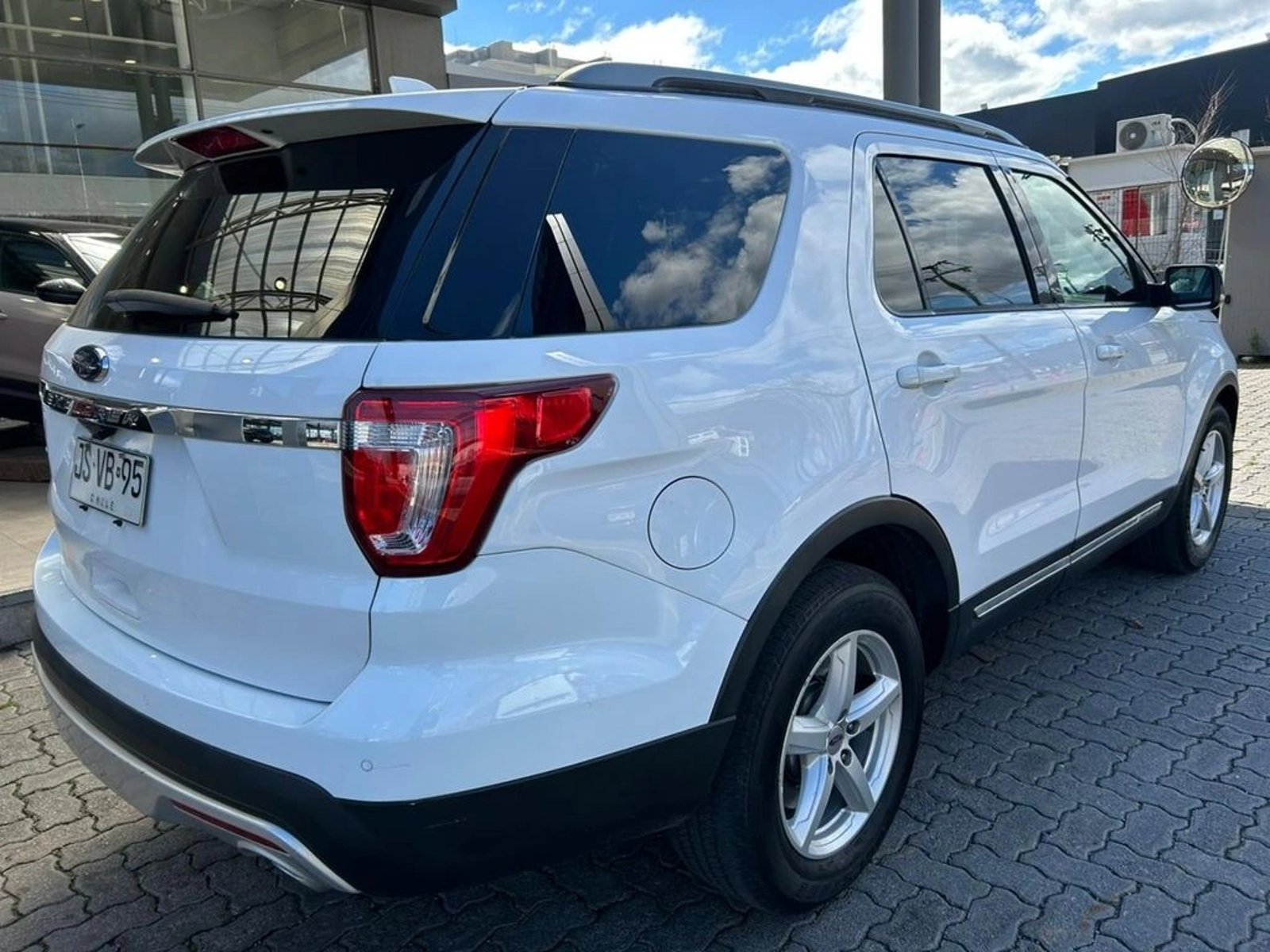Ford EXPLORER 3.5 XLT 4X2 3 CORRIDAS AT 5P 2017 - Imagen 6 de 16