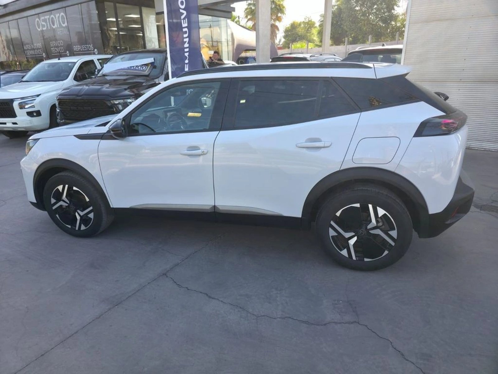 PEUGEOT 2008 2024 - Imagen 10 de 20