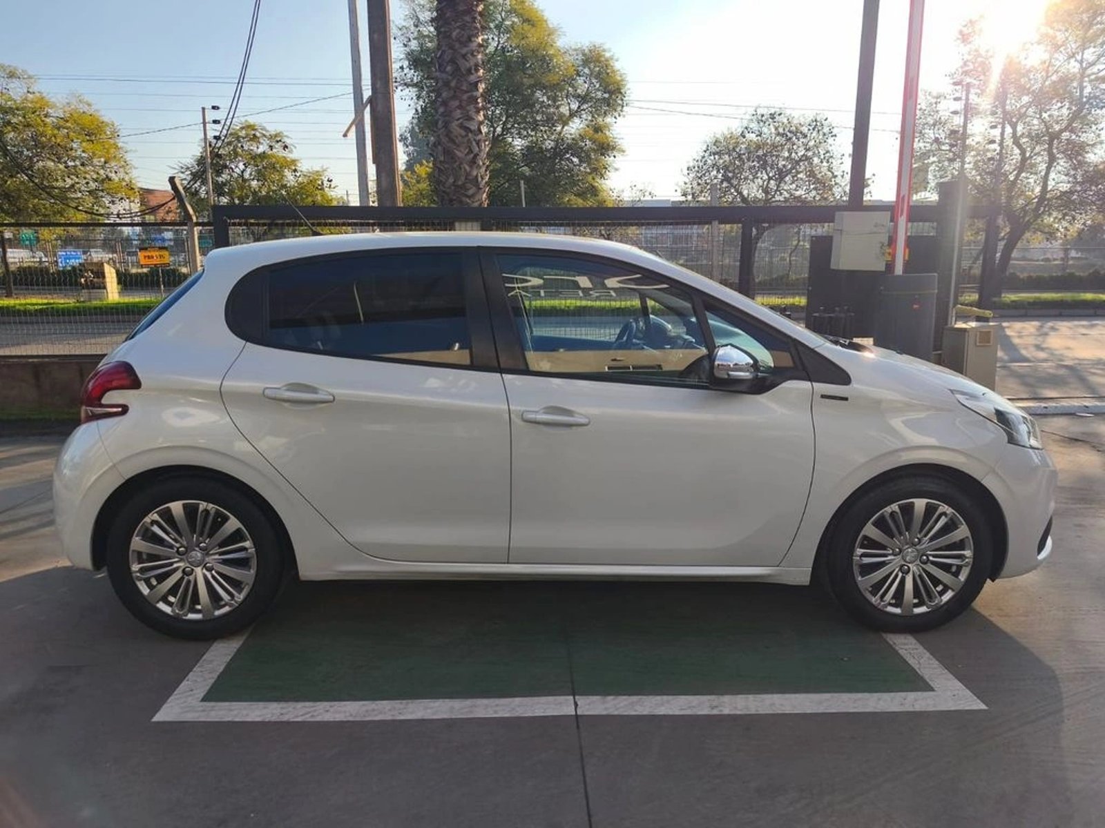 Peugeot 208 SIGNATURE 1.2 MT HB PURE TECH 2020 - Imagen 9 de 20