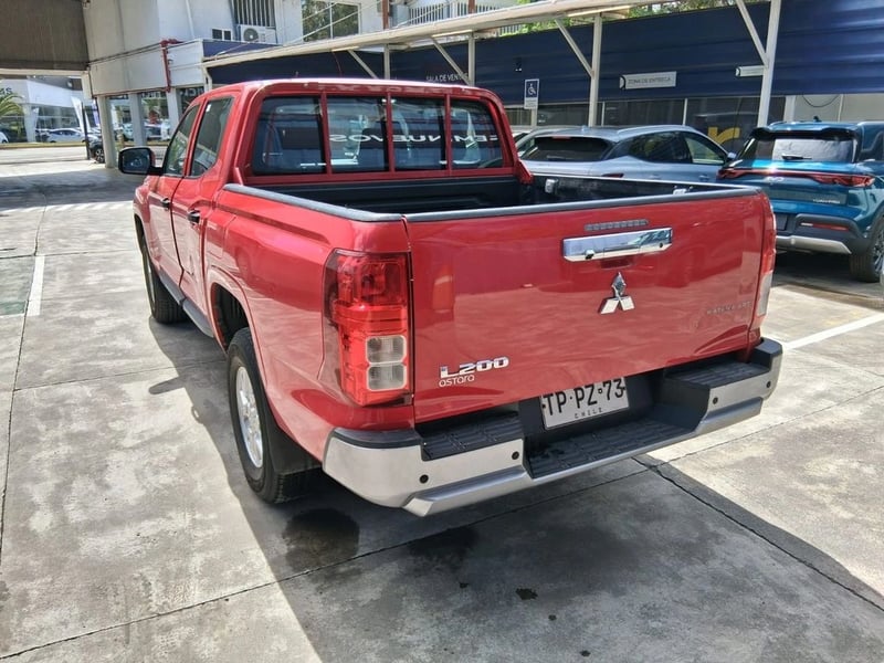 Mitsubishi L200 2.4 KATANA CRT DIESEL DOB. CAB. 4X4 MT 4P 2024 - Imagen 9 de 18