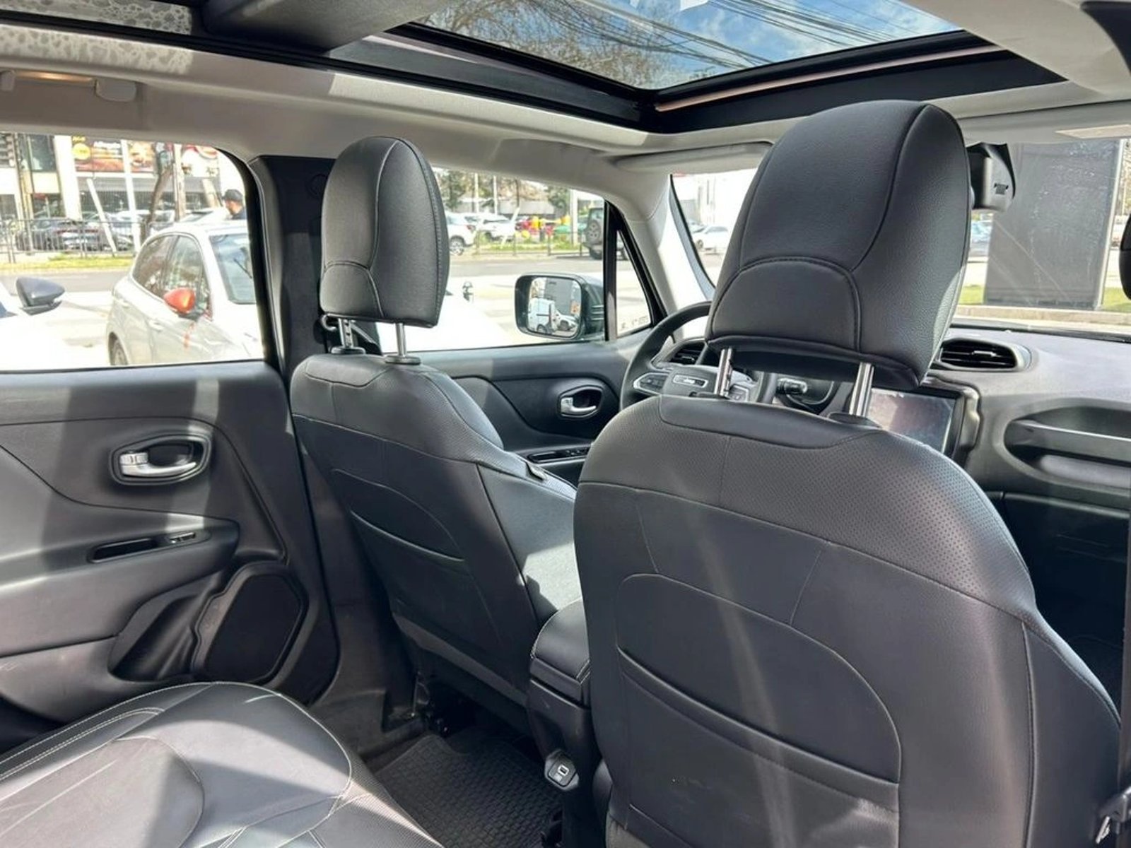 Jeep RENEGADE 1.3T LONGITUDE 4X2 AT 5P 2023 - Imagen 7 de 11