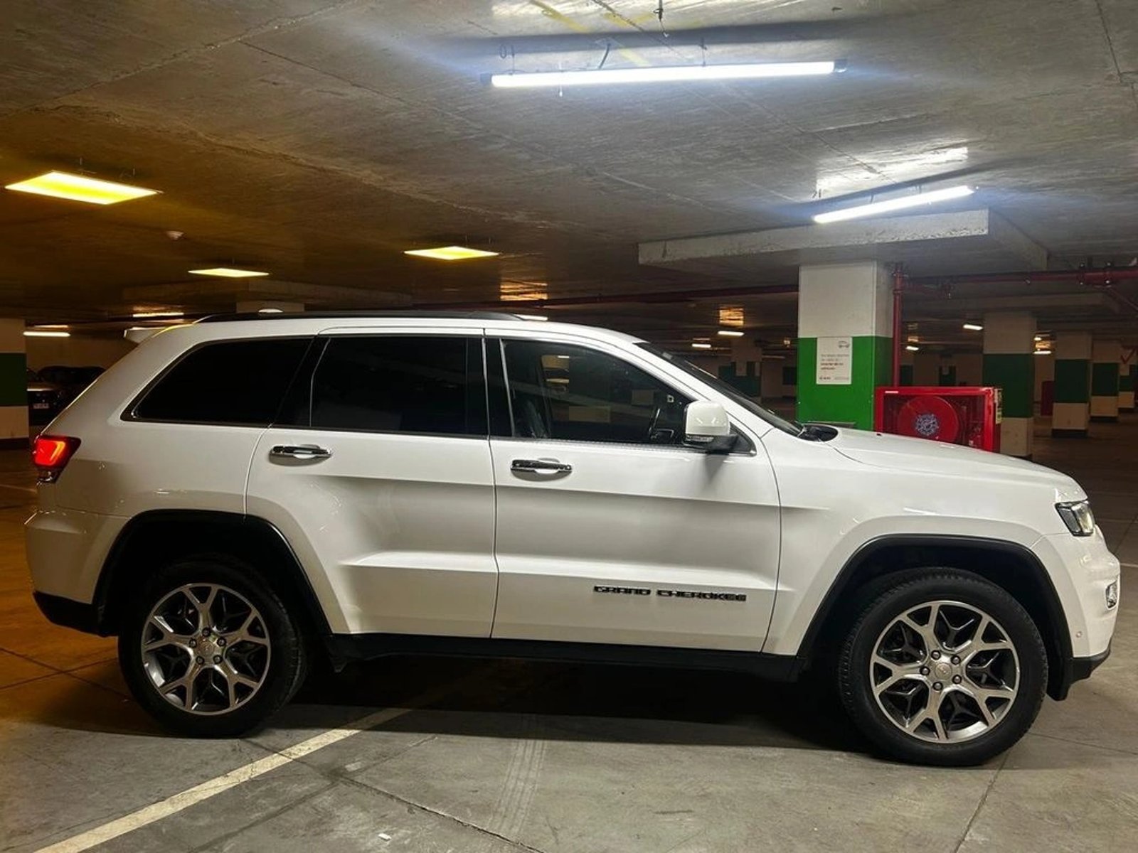 Jeep GRAND CHEROKEE 3.6 LIMITED 4X4 AT 5P 2022 - Imagen 6 de 20
