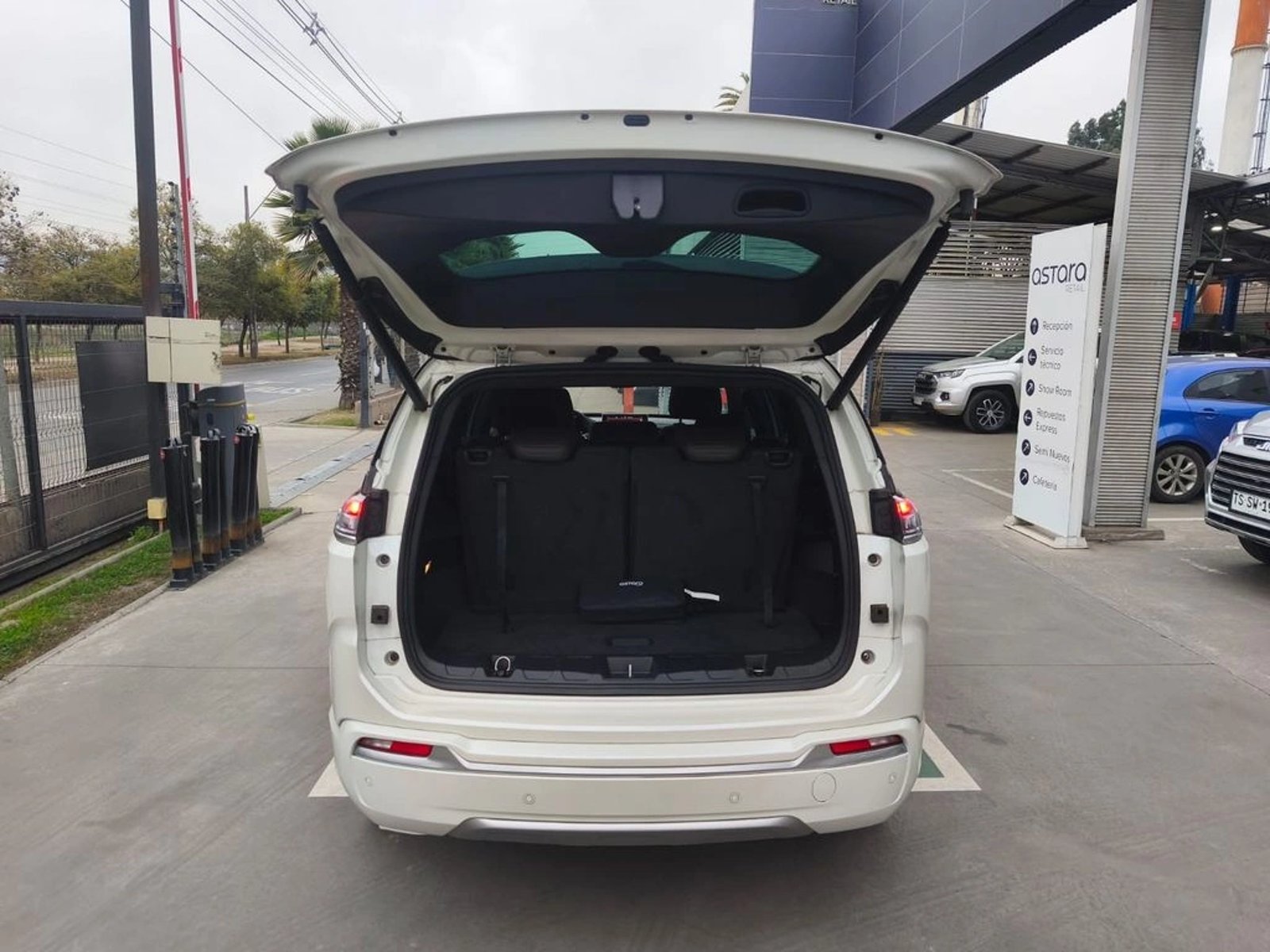 Jeep COMMANDER OVERLAND 4X4 2.0 AUT DIESEL 2023 - Imagen 8 de 20