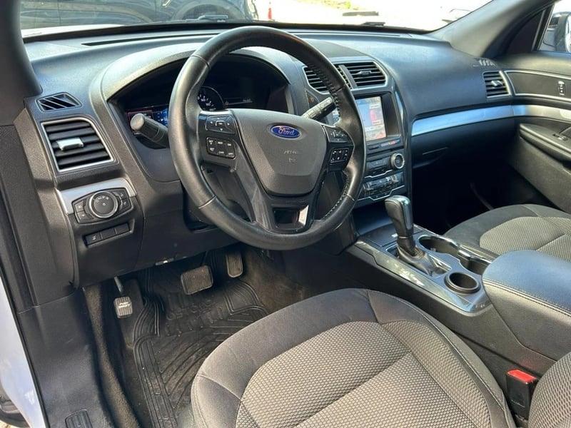 Ford EXPLORER 3.5 XLT 4X2 3 CORRIDAS AT 5P 2017 - Imagen 8 de 17