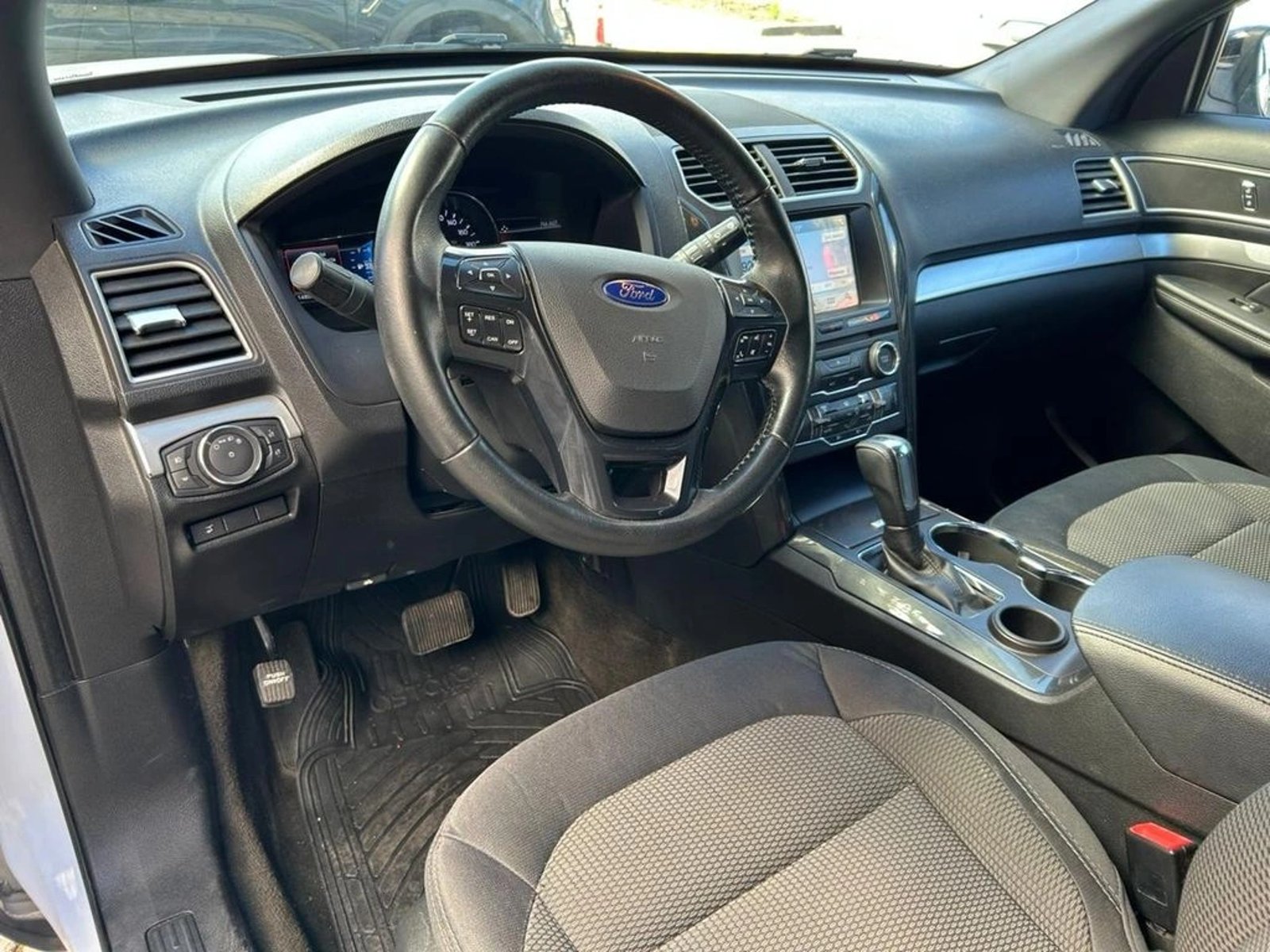 Ford EXPLORER 3.5 XLT 4X2 3 CORRIDAS AT 5P 2017 - Imagen 7 de 16