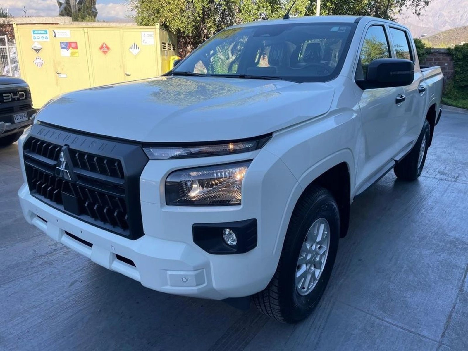 Mitsubishi L200 2.4 KATANA XRT DIESEL 4X4 DOB. CAB. EURO6 MT 4P 2026 - Foto 2 de 19