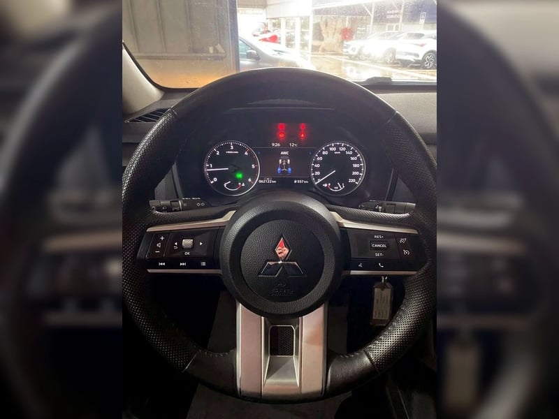 Mitsubishi L200 2.4 KATANA CRT DIESEL DOB. CAB. 4X4 MT 4P 2024 - Imagen 9 de 12