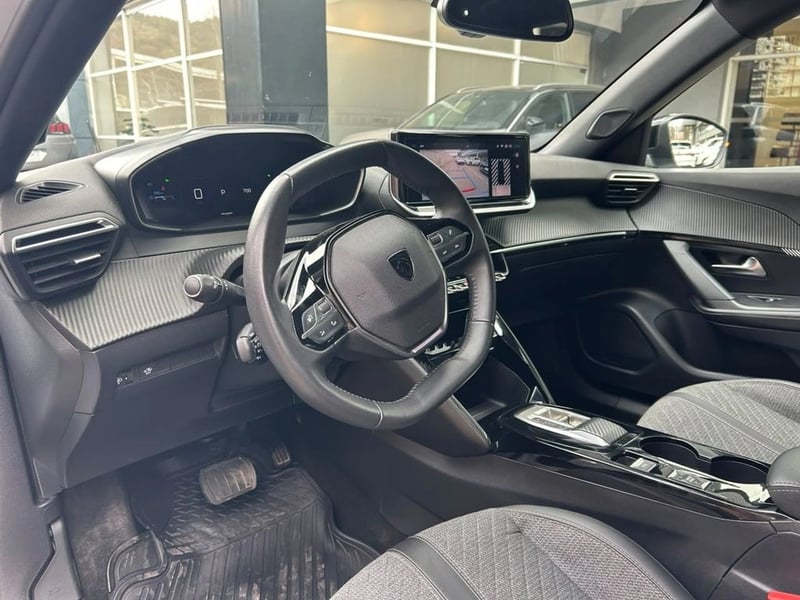 Peugeot 2008 1.2 ALLURE PACK PURETECH 130 4X2 AT 5P 2024 - Imagen 12 de 17