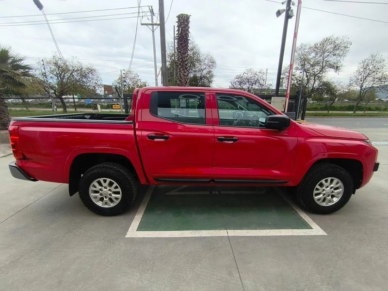 Mitsubishi L200 KATANA XRT 2.4 MT 4X4 2024 - Imagen 7 de 20