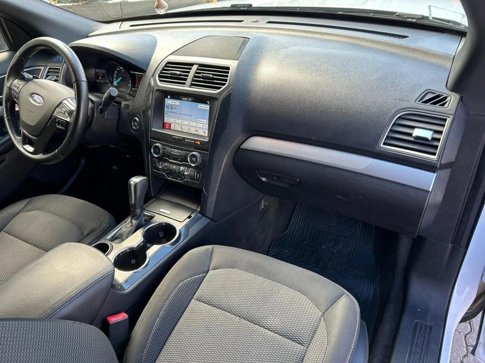 Ford EXPLORER 3.5 XLT 4X2 3 CORRIDAS AT 5P 2017 - Imagen 11 de 16