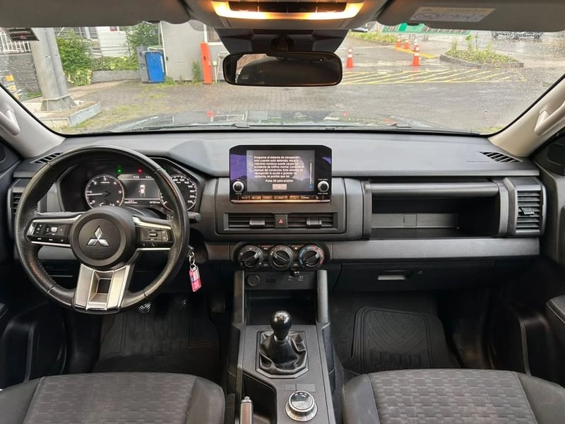 Mitsubishi L200 KATANA XRT 4X4 2.4 2025 - Imagen 10 de 17