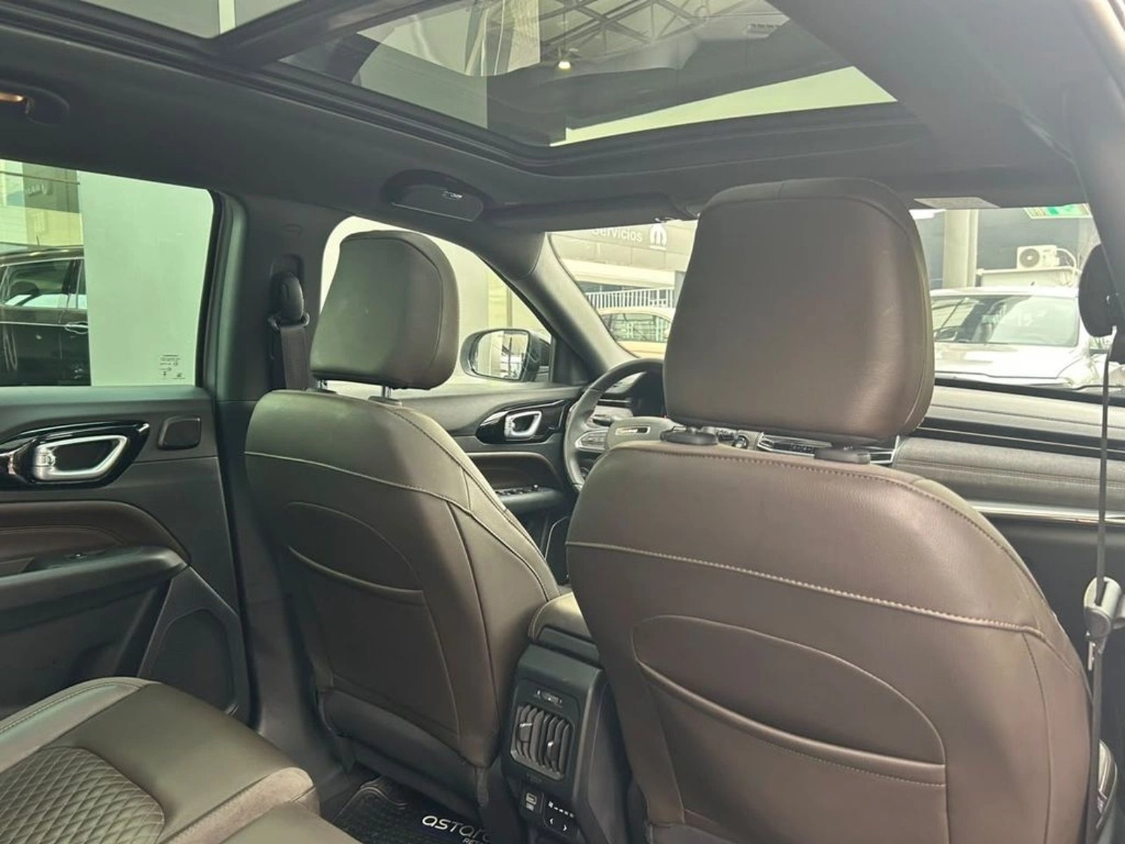Jeep COMMANDER 2.0 OVERLAND AT 4X4 DIESEL 2023 - Imagen 9 de 17