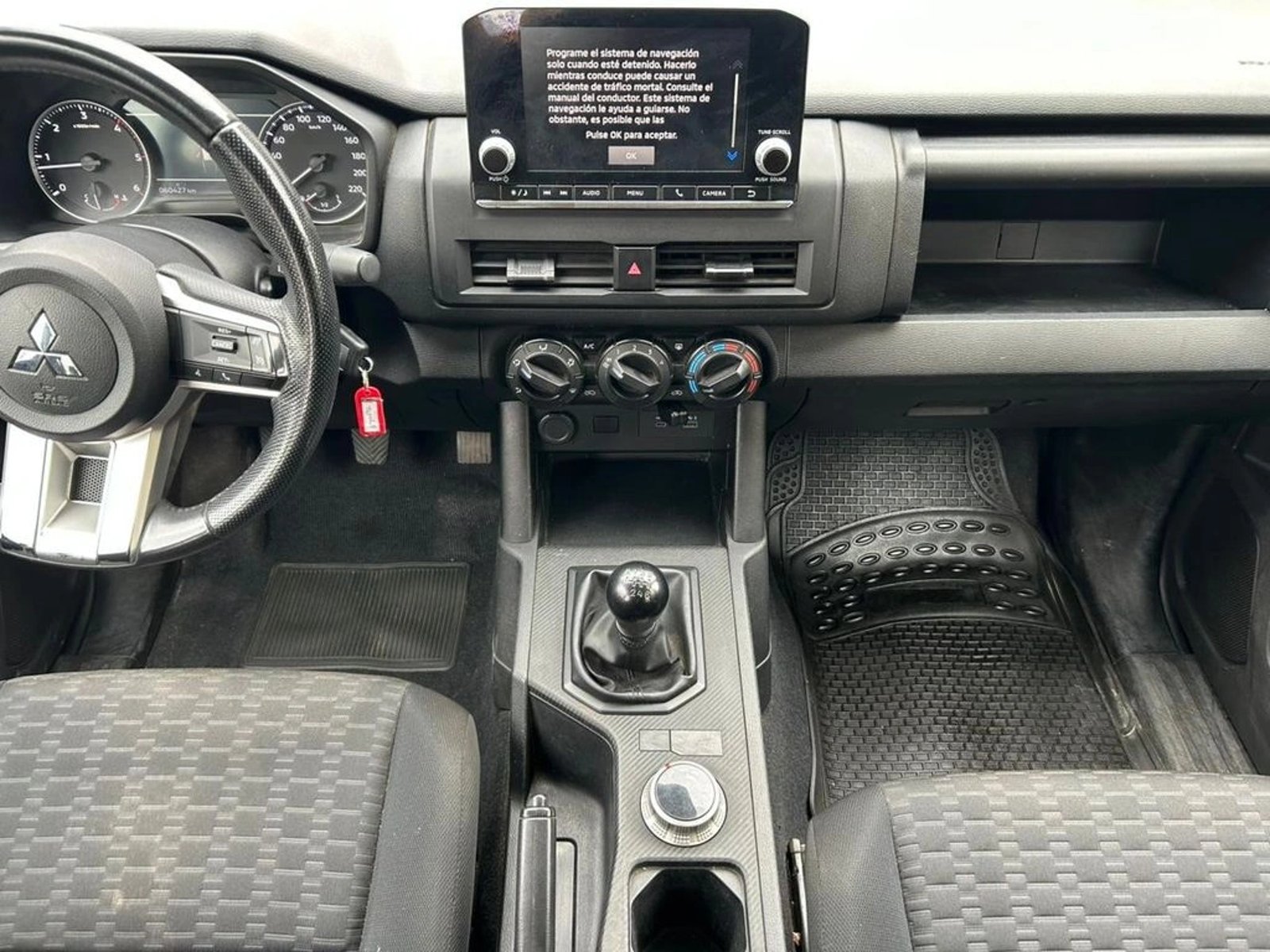 Mitsubishi L200 2.4 KATANA XRT MT 4X4 DIESEL 2025 - Imagen 11 de 17