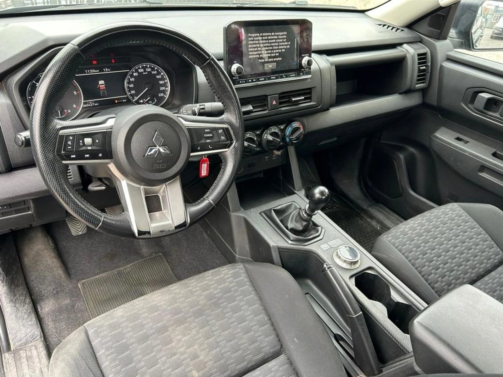 Mitsubishi L200 2.4 KATANA XRT MT 4X4 DIESEL 2025 - Imagen 12 de 17