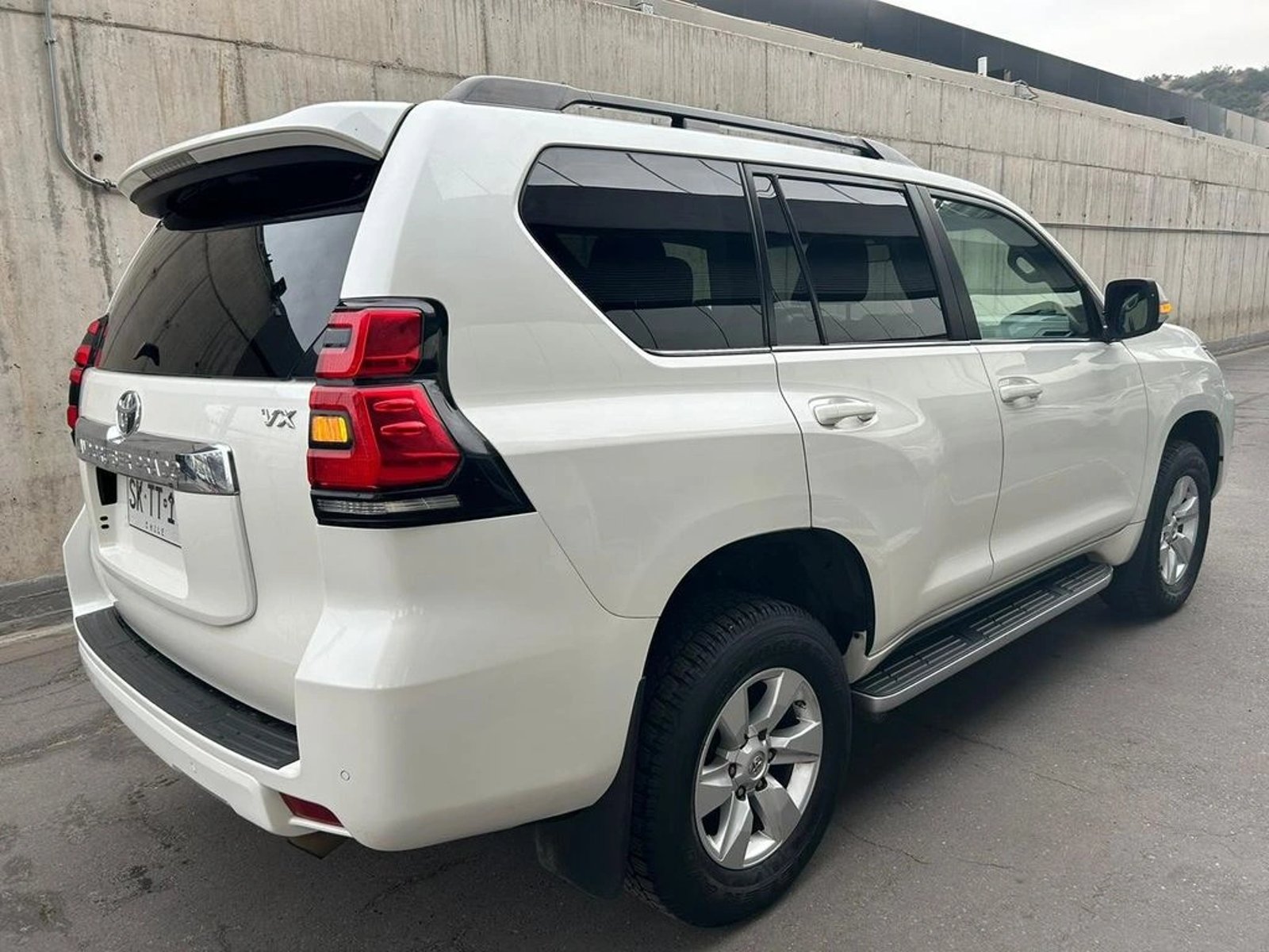 TOYOTA LAND CRUISER PRADO 4.0 PRADO VX 4X4 AT 5P 2023 - Imagen 7 de 16