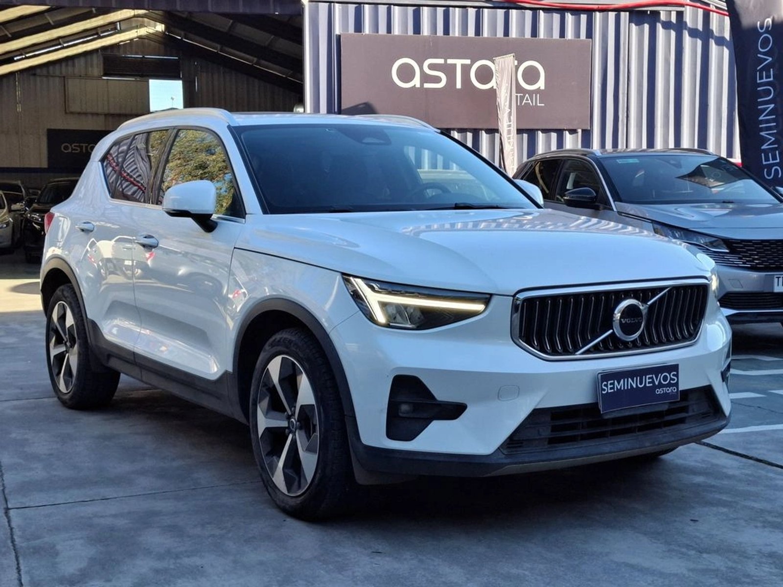 VOLVO XC40 2.0 B4 ULTIMATE HIBRIDO FWD AT 5P 2023 - Foto 4 de 20