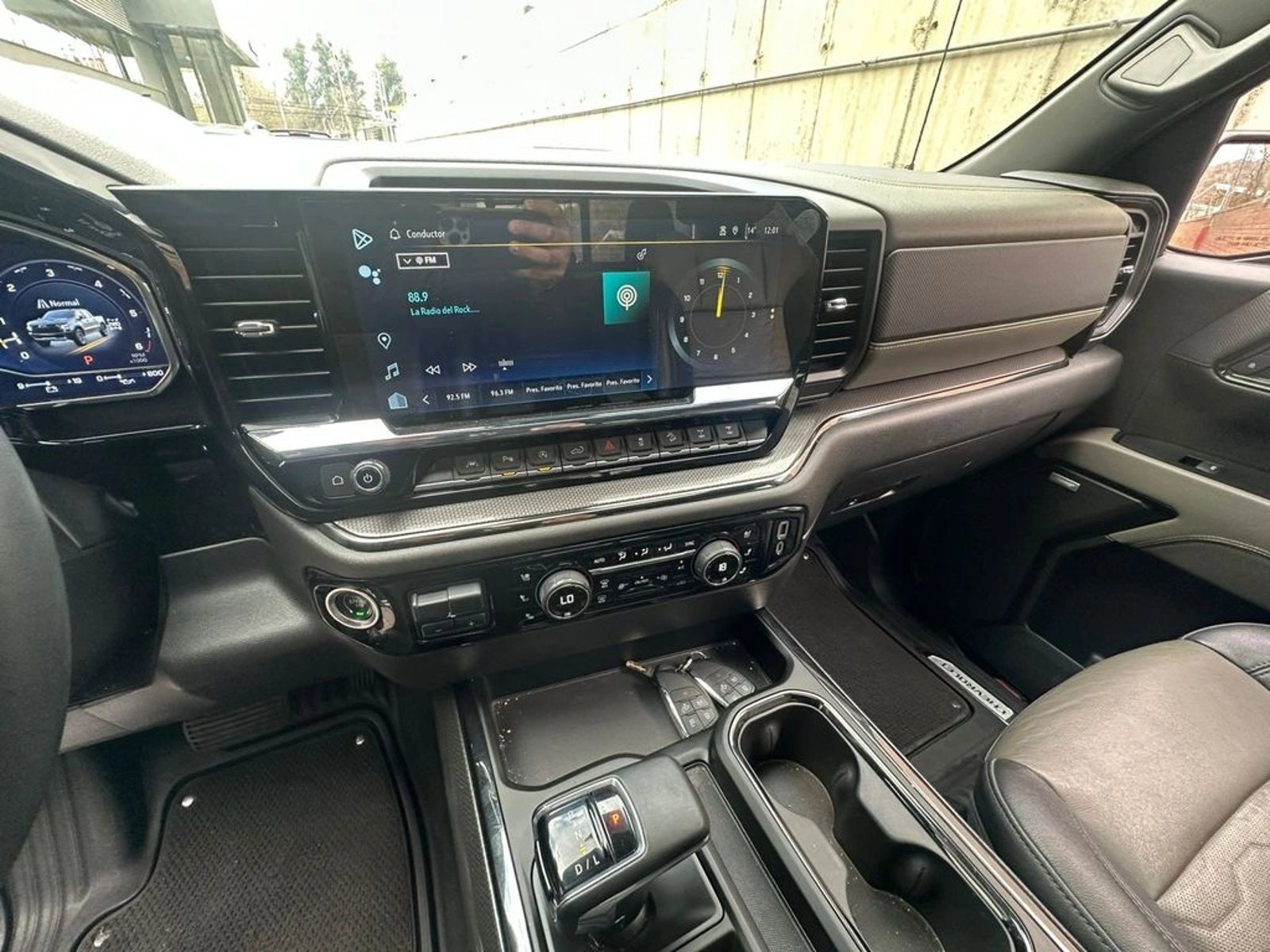 Chevrolet SILVERADO 6.2 ZR2 4X4 AT 4P 2024 - Imagen 10 de 15